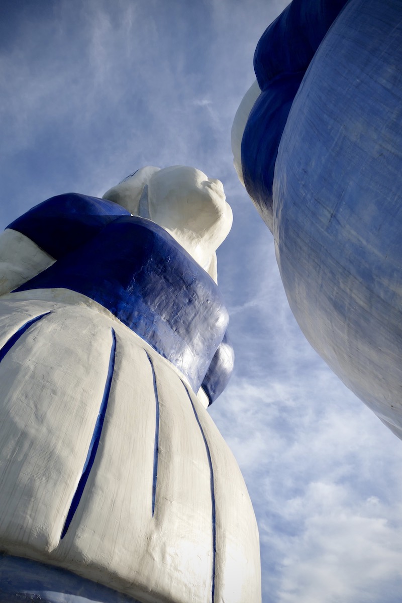 View from below of the Kissing Couple XXXL giant statue by artist Saske van der Eerden